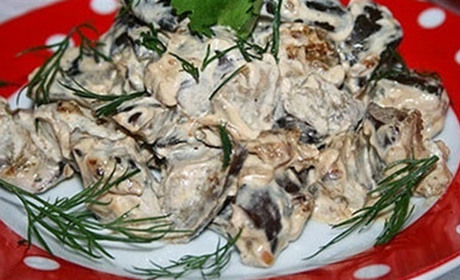 Готуємо сьогодні: баклажани, тушені з грибами в сметані