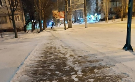 У Херсоні знову сніг. Міськрада звітує, що вулиці чистять