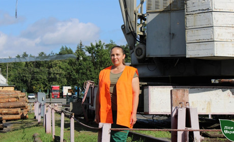 «Летять ракети, а ти сидиш на висоті». Ірина Науменко з Глухова працює машиністкою баштового крану
