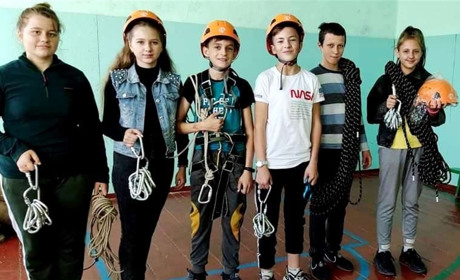 Секції з пішохідного туризму Вовчоярівської школи подарували спортивне спорядження
