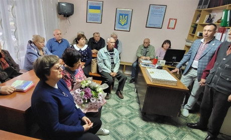 З новим чайним сервізом, великим пирогом та щирими побажаннями до людей елегантного віку. ФОТО