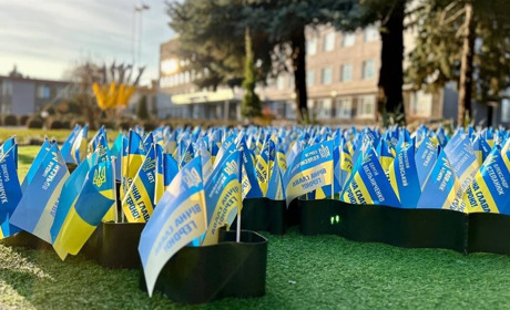 В центрі Звягеля облаштували локацію з іменними прапорцями загиблих Захисників України