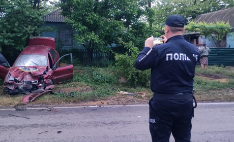 Витягнув непритомного з палаючого авто: на Одещині поліцейський врятував водія після аварії