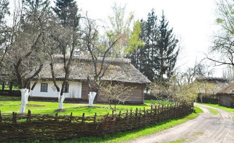 "Червона" зона не завада: музей просто неба відкритий для прогулянок