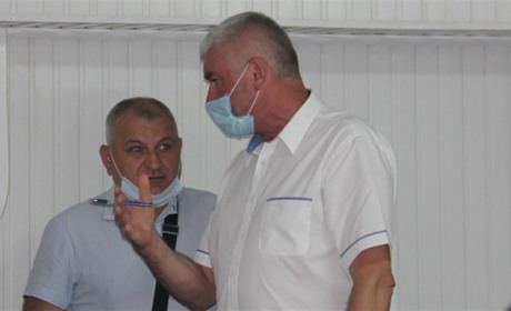 Сесія Калинівської міської ради: напівтемрява, сутички депутатів, поліція у залі. Відео