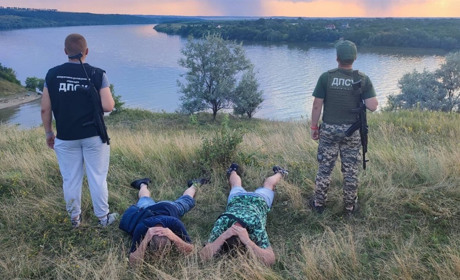 Дністер на надувному матраці. Так два чоловіка намагалися потрапити до Молдови, але їх затримали