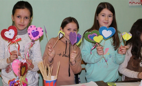 Виготовляти «валентинки» навчали наймолодших старокостянтинівців