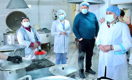 Повні холодильники, а поранених солдат годували непотрібом. Скандал в Одеському шпиталі