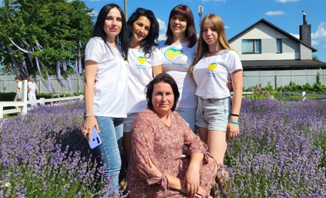 "Нам не фіолетово": яскравий благодійний ярмарок серед лаванди провели у Старому Кривині