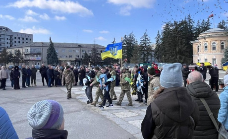 Первомайськ попрощався із захисником: містяни провели Максима Маслюка в останню путь