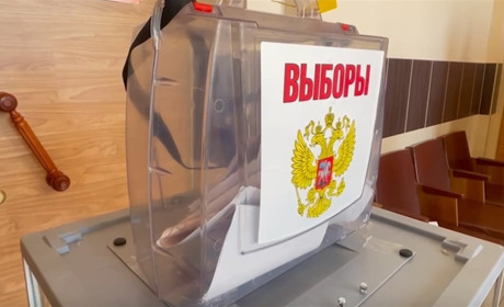 Поставили стіл біля дому і ловлять людей за рукав