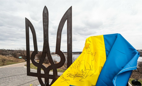 Біля кургану Єдності у Запоріжжі встановили сталевий тризуб зі сталі, яку вивезли з Маріуполя