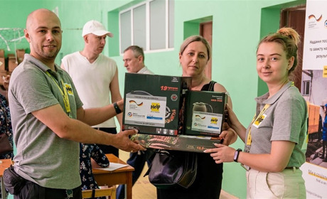 Мешканці зруйнованого росіянами будинку в Умані отримали електропобутові прилади від благодійників