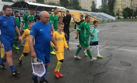 Зірки українського футболу з ветеранів київського «Динамо» провели матч у Вараші