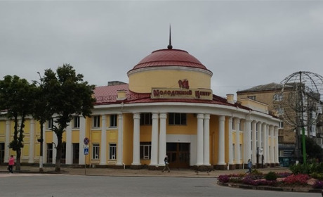 Навколо фасаду Молодіжного центру зняли огорожу: що відремонтували і що буде далі з будівлею