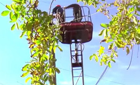 «Тут наші люди, ми ж їх не кинемо»,- кажуть енергетики й виїжджають на ремонти пошкоджених ліній