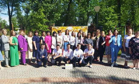 Випускників, які залишились у Покровську, запросили на урочистий захід ВІДЕО