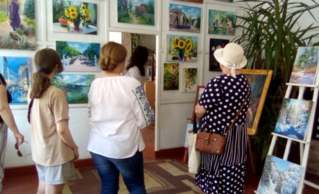 Смілянська художниця продає картини, щоб допомогти захисникам