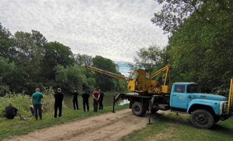 У Троїцькому, Біляївського району, машина впала у річку. Двоє людей загинули