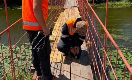 КП «Славута-Сервіс» продовжує реставрацію підвісного містка на вулиці Плотиче
