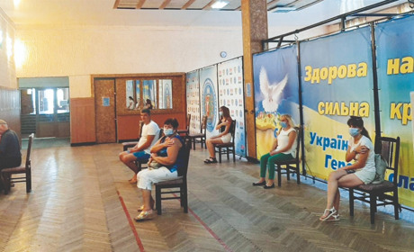 У Центрі вакцинації в Кіцмані за тиждень отримали щеплення близько 400 людей. Доступні 4 вакцини