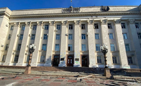 Терористи завдали удару по будівлі Херсонської облдержадміністрації (ФОТО)