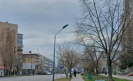 У Новій Каховці комунальники зафарбовують номери на будинках: жителі б’ють на сполох