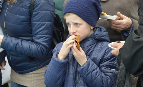 У Сватовому відсвяткували Масницю: пограли в ігри, поїли млинців, спалили дідуха