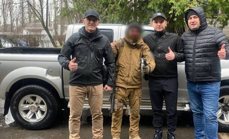 Пікап для армійців. Віталій Ярема передав українським бійцям необхідний транспорт