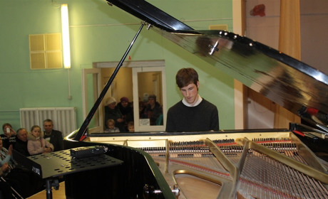 Этого ребенка поцеловал Бог. В Мелитополе побывал уникальный пианист Николай Мирошниченко