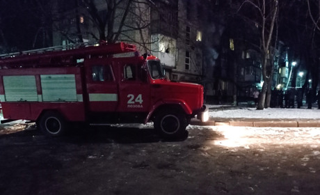 У Лозовій горіла квартира у багатоповерхівці: дим заблокував увесь під`їзд