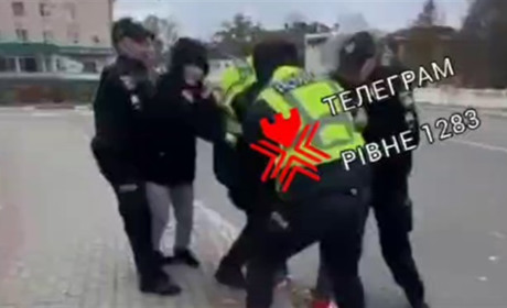Затримання чи побиття: що відомо про інцидент в центрі Сарн