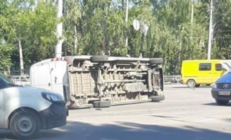 В центрі Херсона перевернувся мікроавтобус. Поліція розповіла, що сталось