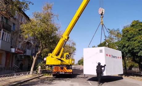 В Торецьк прибули перші модульні бетонні укриття. Начальник МВА пояснив їх походження