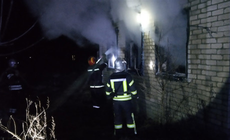 У Мілуватці Сватівського району горів нежитловий будинок