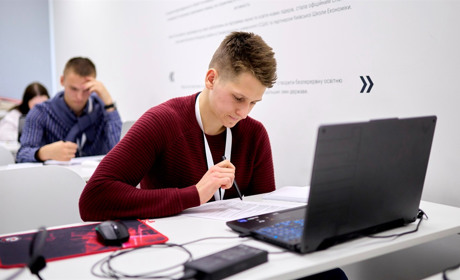 Економічна Олімпіада 2024-25: Ростислав Денисюк із Південноукраїнська — лідер першого етапу