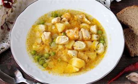 Рецепт дня: курячий суп із сирними галушками і зеленим горошком