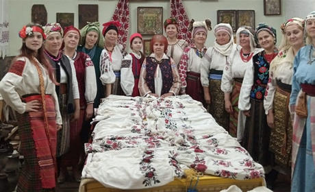 У музеї села Стайки Ржищівської МТГ презентували унікальну колекцію українських сорочок