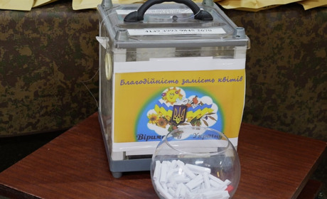 У Шостці школярі долучились до благодійності та замість квітів вчителям зробили донат на армію