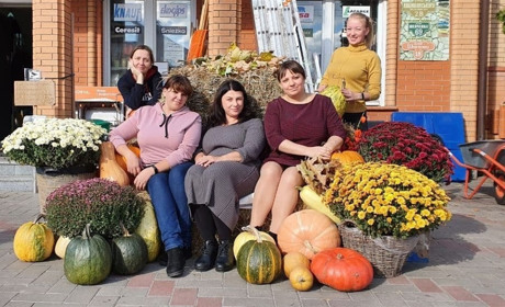 У Переяславі працівники магазину будматеріалів облаштували осінню фотозону