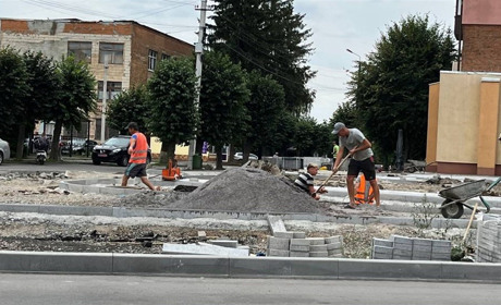 В Барі облаштовують нові тротуари плиткою: фото