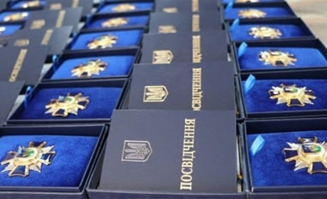 Рідним загиблих Героїв Вараської громади вручили орден та відзнаки «Почесного громадянина» посмертно