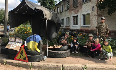 Прапор, шини і скринька для грошей: на Забарівці з'явився дитячий блок-пост