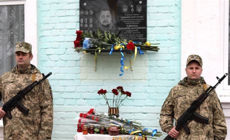 Свою фамилию Владимир Майборода на стене родной школы увековечил задолго до мемориальной доски