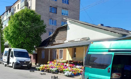 Перед поминальними днями у Звягелі нагадують про заборону використання на кладовищах штучних квітів