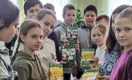 Кременецькі школярі висадили п'ятсот цибулин квітів завдяки проєкту Flowers4scool