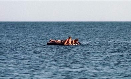 Женщину с ребенком чуть не унесло в открытое море