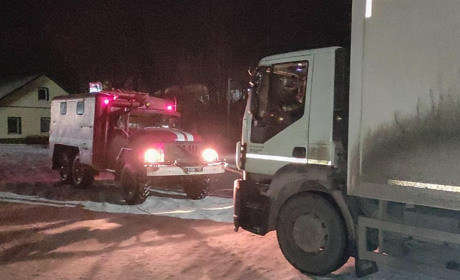 Рятувальники витягнули із вибоїни вантажівку: у пастку потрапила автівка "Укрпошти"