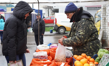 На недільному базарі в Переяславі люди здебільшого купували м’ясні та молочні продукти: ВІДЕО
