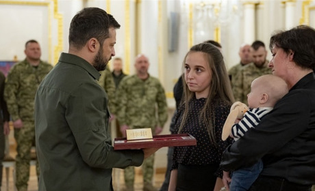 Президент посмертно відзначив героя, який загинув під час оборони Херсона